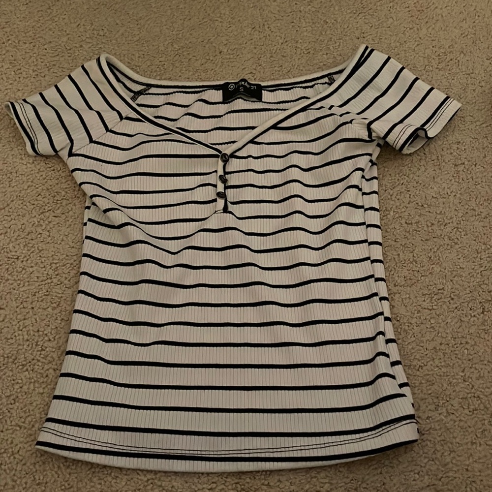 tight and ribbed v-line t-shirt with buttons.